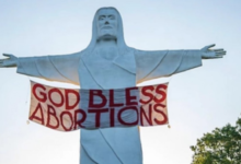 Photo of Ativistas penduram faixa ‘Deus abençoe os abortos’ em estátua de Cristo