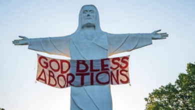 Photo of Ativistas penduram faixa ‘Deus abençoe os abortos’ em estátua de Cristo