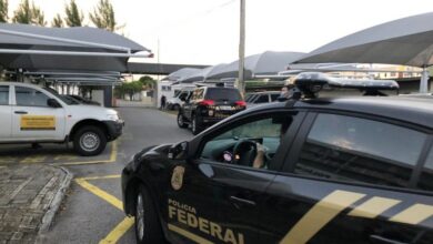 Photo of Policiais são presos após escoltar 16 toneladas de drogas para o Comando Vermelho