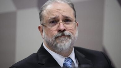 Photo of Bolsonaro admite indicar Augusto Aras para ministro do STF
