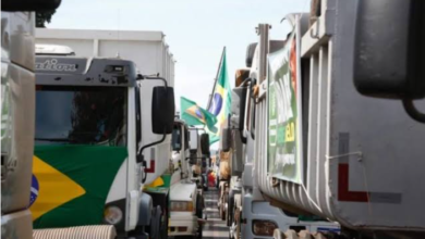 Photo of URGENTE: 6 estados tem rodovias bloqueadas por caminhoneiros em protestos contra o STF