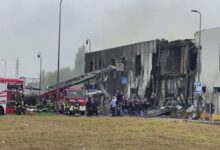 Photo of Avião cai sobre prédio nos arredores de Milão, na Itália, e deixa oito mortos