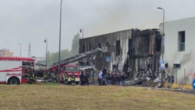 Photo of Avião cai sobre prédio nos arredores de Milão, na Itália, e deixa oito mortos