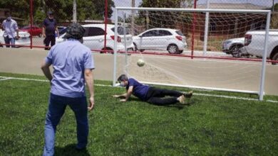 Photo of Randolfe dá vexame ao tentar segurar bola e desloca ombro