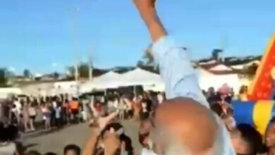 Photo of Video: Ex-deputado é derrubado ao distribuir dinheiro para crianças em Alagoinha