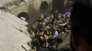 Photo of Calçada cede e cerca de 40 pessoas caem em rio durante evento de Natal; vídeo