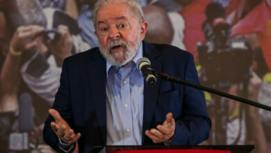 Photo of Lula: ‘Banqueiros deveriam vir de joelho conversar com a gente’