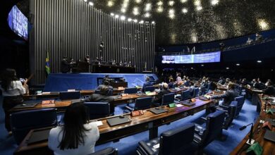 Photo of Senadores enrolados assinam PEC que torna crime chamar políticos de ‘ladrão’