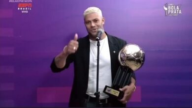 Photo of Hulk recebe prêmio de melhor jogador e domina festa da Bola de Prata