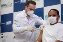 Photo of Vacina brasileira contra a covid-19 é aplicada pela primeira vez