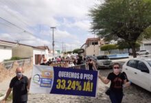 Photo of Professores de Piancó  fazem protesto por reajuste salarial