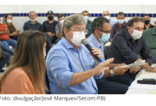 Photo of João Azevêdo anuncia aumento na remuneração de gestores escolares e pagamento do funcionalismo