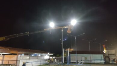 Photo of Prefeitura de Itaporanga faz manutenção na iluminação nas ruas, bairros e praças, na cidade com reposição de lâmpadas