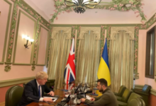 Photo of Boris Johnson faz visita surpresa a Kiev e se reúne com Zelensky; líder britânico promete aumentar sanções à Rússia