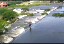 Photo of ASSISTA: Homem tenta atravessar sangria do açude de Cachoeira em Itaporanga e por pouco não é arrastado pela correnteza