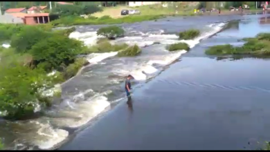 Photo of ASSISTA: Homem tenta atravessar sangria do açude de Cachoeira em Itaporanga e por pouco não é arrastado pela correnteza