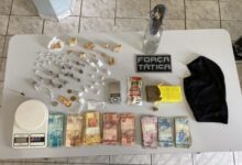 Photo of Policiais militares da Força Tática de Piancó prendem suspeito de tráfico e apreendem drogas, moto e dinheiro, em Coremas