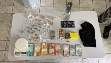 Photo of Policiais militares da Força Tática de Piancó prendem suspeito de tráfico e apreendem drogas, moto e dinheiro, em Coremas
