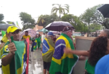 Photo of Simpatizantes enfrentam chuva para ver Bolsonaro em JP