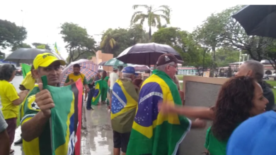 Photo of Simpatizantes enfrentam chuva para ver Bolsonaro em JP