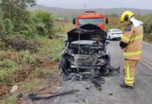 Photo of Carro pega fogo e mobiliza bombeiros em rodovia de Aguiar