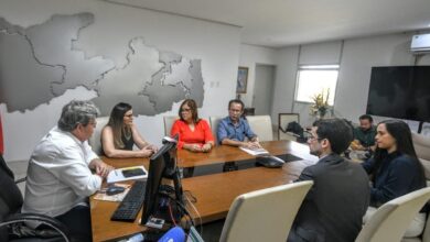 Photo of João Azevêdo se reúne com representantes da Enfermagem e garante pagamento do piso da categoria