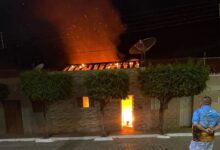 Photo of Incêndio causado por vela destrói casa em Nova Olinda