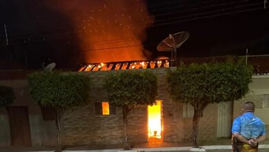 Photo of Incêndio causado por vela destrói casa em Nova Olinda