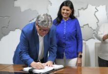 Photo of João Azevêdo tira licença e a vice-governadora Lígia Feliciano assume interinamente o cargo