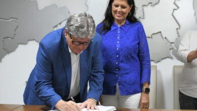 Photo of João Azevêdo tira licença e a vice-governadora Lígia Feliciano assume interinamente o cargo