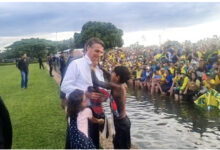 Photo of Após diplomação de Lula, Bolsonaro cumprimenta apoiadores no Alvorada