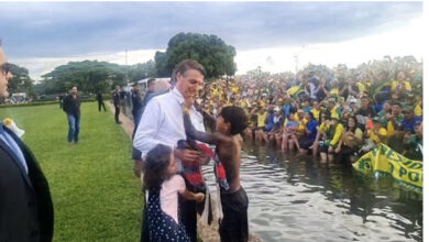 Photo of Após diplomação de Lula, Bolsonaro cumprimenta apoiadores no Alvorada