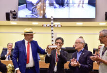 Photo of Pe. Djacy Brasileiro recebe medalha  Padre Inácio de Sousa Rolim da ALPB