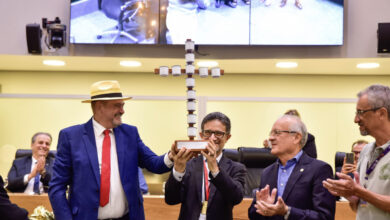 Photo of Pe. Djacy Brasileiro recebe medalha  Padre Inácio de Sousa Rolim da ALPB