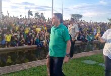 Photo of Bolsonaro ora com apoiadores no Alvorada