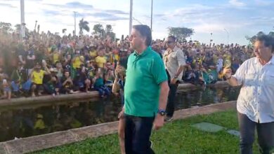 Photo of Bolsonaro ora com apoiadores no Alvorada
