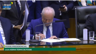 Photo of Lula assina termo de posse e assume como presidente da República