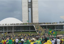 Photo of Bolsonaristas radicais entram em confronto com a polícia e sobem rampa do Congresso