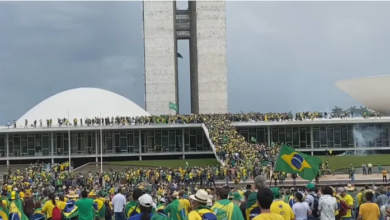 Photo of Bolsonaristas radicais entram em confronto com a polícia e sobem rampa do Congresso