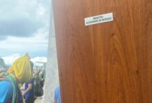 Photo of Manifestantes arrancam portas de armários onde ficam as togas de ministros do STF