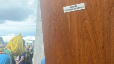 Photo of Manifestantes arrancam portas de armários onde ficam as togas de ministros do STF