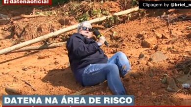 Photo of Datena vai até a região onde ocorreu a tragédia no litoral de SP, cai e fica preso na lama