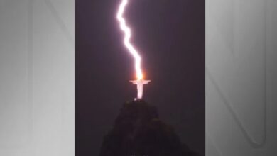 Photo of FOTOS: Impressionante! Cristo Redentor é atingido por raio