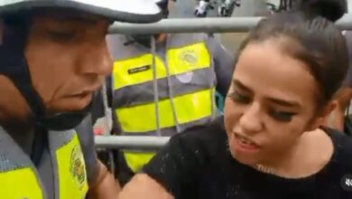 Photo of Mulher é detida após furtar 13 celulares em Carnaval de SP e debocha de PMs