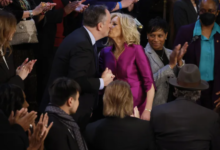 Photo of VÍDEO: Primeira-dama dos EUA e marido de Kamala se cumprimentam com beijo na boca em evento