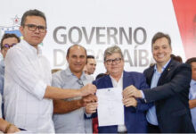 Photo of Em solenidade na capital: Prefeito de Itaporanga recebe ônibus escolar do governo da paraíba