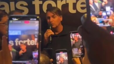 Photo of Bolsonaro visita cidade do Nordeste, passa mal e deixa evento