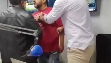 Photo of Vídeo: Homem invade estúdio de rádio e agride jornalistas ao vivo