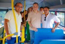 Photo of Ao lado do prefeito Tales, deputado Júnior Araújo entrega dois ônibus escolares para Brejo do Cruz