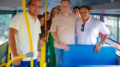 Photo of Ao lado do prefeito Tales, deputado Júnior Araújo entrega dois ônibus escolares para Brejo do Cruz